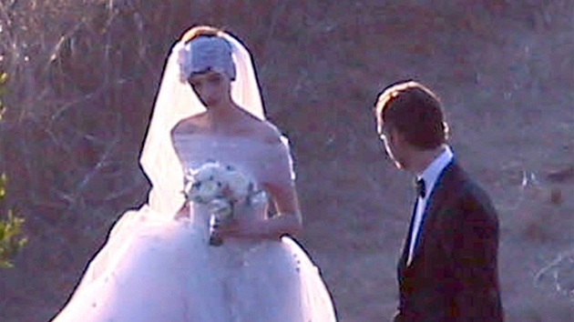 Anne Hathawayová se vdávala v princeznovských šatech.