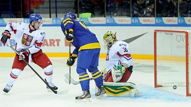 Brank esk hokejov dvactky Matj Machovsk inkasuje v utkn proti vdsku. 