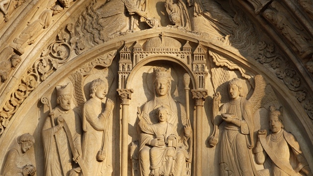 Na stedovm pili jednoho z vchod je Madona s dttem ji z modernho obdob. Ve vrchn sti lunety jsou zobrazeny oblben nmty ikonografie ivota Panny Marie. 