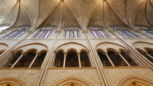 Galerie s dvouotvorovmi okny obh nad arkdami a ve sv klenb je pevena velkmi okny, ktermi do kostela pronik jemn svtlo. 
