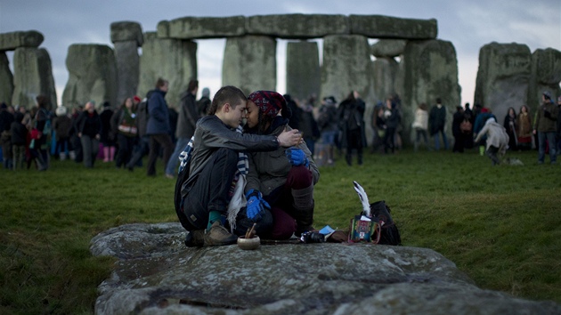 Mlad pr se v ptek rno 21. prosince objm ped Stonehenge, komplexem menhir v jin Anglii.