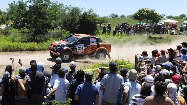 Miroslav Zapletal a jeho spolujezdec Tom Ouednek s Mitsubishi bhem Dakaru 2010