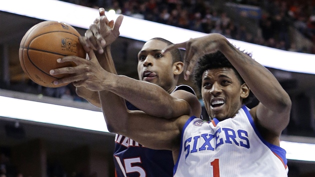 Nick Young (vpravo) z Philadelphie a Al Horford z Atlanty se petahuj o m.