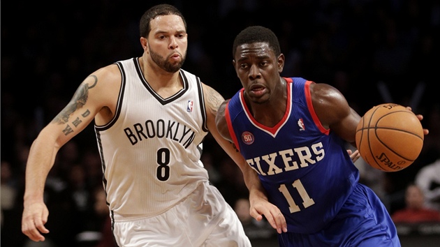 Jrue Holiday (vpravo) z Philadelphie unik kolem Derona Williamse z Brooklynu.