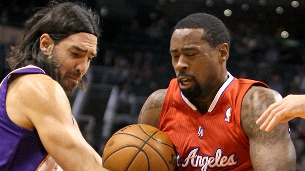 DeAndre Jordan (vpravo) z LA Clippers v souboji o m s Luisem Scolou z Phoenixu.