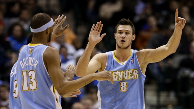 Danilo Gallinari (vpravo) z Denveru slav se spoluhri Andrem Iguodalou a Coreym Brewerem jednu ze svch sedmi trojek do koe Dallasu.