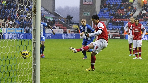 ROZHODUJC MOMENT. Zlonk Mikel Arteta rozhoduje dky penalt o vhe Arsenalu na hiti Wiganu.