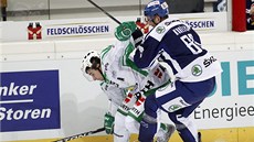 U mantinelu bojuje vítkovický Tomá� Kud�lka (v modrém). Pod jeho dohledem trpí