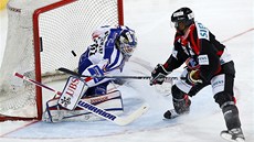 PRVNÍ GÓL. Greg Mauldin z Freiburgu (vpravo) posílá puk do sít� Mannheimu.