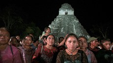 Guatemalci z kmene Kekchi protestují ped mayskou pyramidou v Ketenu proti