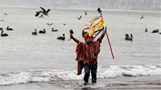 Peruánský �aman provádí na plá�i v Lim� rituál, který má oddálit konec sv�ta....