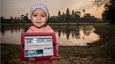 Malá Ella dr�í tablet s otev�enou stránkou iDNES.cz p�i východu slunce u...