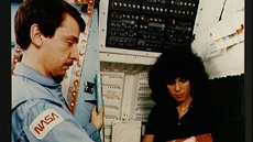 Resniková a Walker bhem pípravy na let STS-41-D