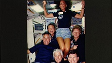 Judith Resniková a celá posádka STS-41-D v kosmu