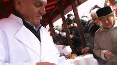 Pra�ský primátor rozléval rybí polévku