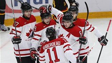 Ryan Nugent-Hopkins (s �íslem 9) slaví gól uprost�ed klubka kanadských hrá��. 