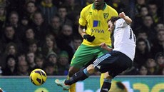 A BUM. Záloník Juan Mata z Chelsea práv stílí krásný gól do sít Norwiche.