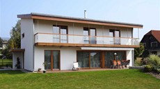 Mezi tradi�ní zástavbu si man�elé ve spolupráci s architektem navrhli