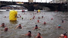 U Národního divadla se konal 66. ro�ník váno�ní sout�e otu�ilc� ve Vltav� -...