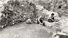 Snímek pevozu podbetonovaných základ a zbytku románského domu nalezených pi archeologickém przkumu v míst stavby olomouckého obchodního domu Prior