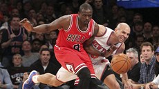 Luol Deng (vlevo) z Chicaga se petlauje s Jasonem Kiddem z New Yorku.