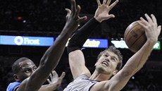 Tiago Splitter ze San Antonia je u míe dív ne Elton Brand z Dallasu.