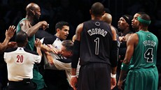 VÁNONÍ STRKANICE. Kevin Garnett (obklopen temi rozhodími) z Bostonu Celtics