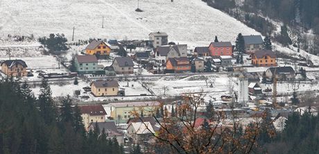 Pohled na ást píhraniní obce Hrava, kde trvale ije zhruba dv st padesát