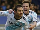 JE TAM. Fotbalisté Chelsea se radují z gólu, který vstelil Frank Lampard (v