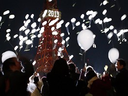Lidé v Tokiu vypoutjí balónky poté, co poítadlo na Tokijské vi ukázalo