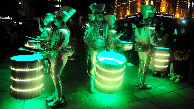 Bubenická skupina Spark rozjela v britském Newcastlu světelnou šou jako z jiného světa (31. prosince 2012).