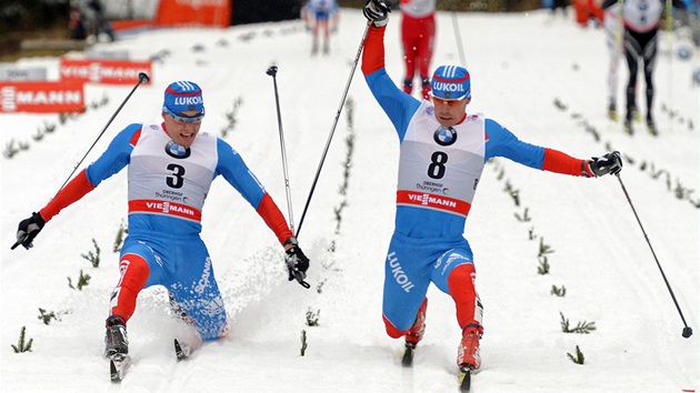 TSNÉ VÍTZSTVÍ. Maxim Vyleganin (vpravo) byl v cíli stíhacího závodu na 15 km