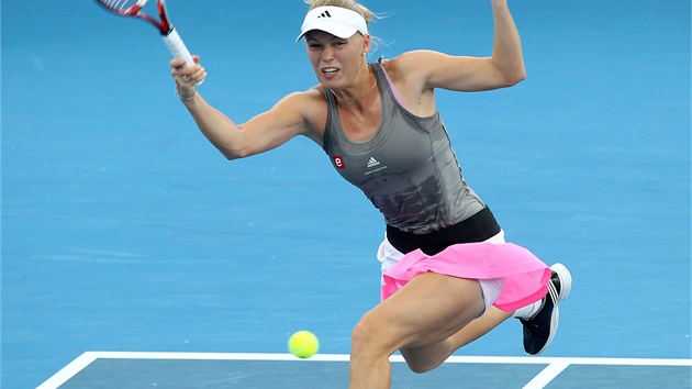 ZAALA SEZONU PROHROU. Bval svtov jednika Caroline Wozniack z Dnska pemnila tuk ve svaly, shodila kila, ale lep tenis zatm nehraje. Do sezony vstoupila v australskm Brisbane prohrou s Ruskou Xni Prvakovou.