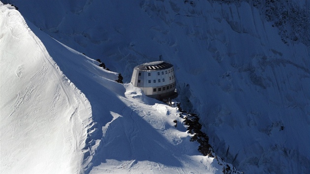 Čtyřpodlažní budova může poskytnout přístřeší až pro 120 horolezců a turistů.