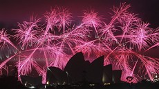 Hra oh�ostroje a stínu v Sydney (1. ledna 2013).