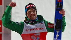 VÍT�Z Z OBERSTDORFU. Norský skokan Anders Jacobsen se raduje ze svého triumfu v