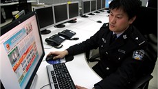 ínský policista kontroluje internetový obsah (ilustraní snímek)