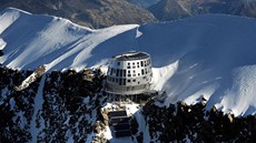 Stavba se vypíná v nadmo�ské vý�ce 3 835 m.