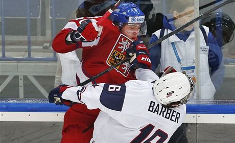 Americký hokejista Riley Barber v tvrdém souboji s Dmitrijem Jakinem. 