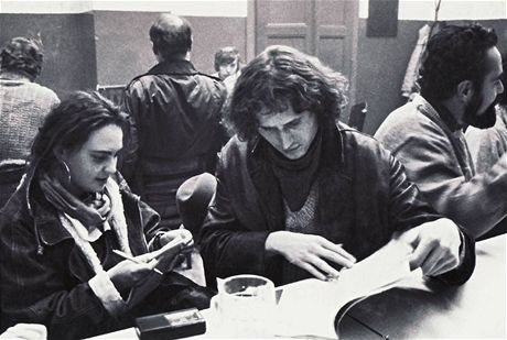 Krystyna Krauze dlá na praské Klamovce rozhovor se spisovatelem a opoziním aktivistou Petrem Placákem pro polský samizdat, rok 1988.