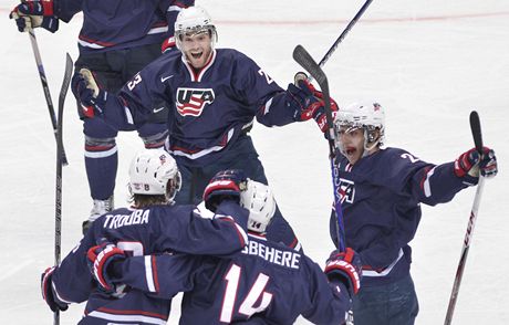 VEDEME! Hokejisté USA se ve finále MS hrá do 20 let radují z gólu. I proti eskému týmu budou favoritem.