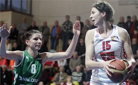 Královéhradecká Michaela Hartigová (vpravo) v utkání proti Valosunu Brno.