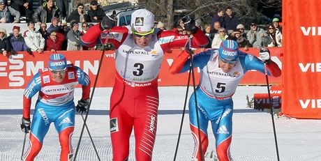 PRVNÍ. Petter Northug (v erveném) vyhrál v Toblachu nejdelí etapu Tour de Ski