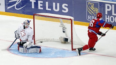 ROZHODNUTO. Ruský hokejista Nikita Kuerov pekonává v samostatném nájezdu