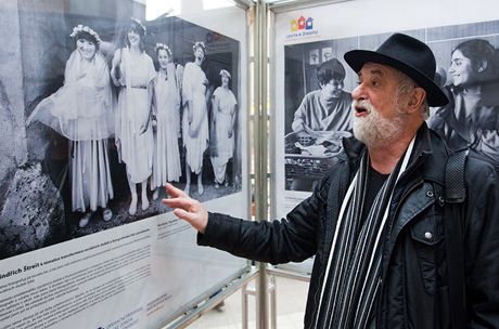 Výstavbu domácností pro postiené podpoil i známý a oceovaný fotograf charitativních a sociálních témat Jindich treit.