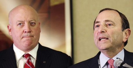 Komisioná NHL Gary Bettman (vpravo) a jeho pravá ruka Bill Daly oznamují výsledky jednání o nové kolektivní smlouv.