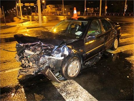 Nehoda renaultu a citroënu v Brnnské ulici v Hradci Králové, oba idii s