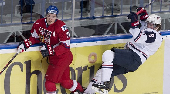 I Tomá Hertl, na snímku v utkání s Ameriany, vyuívá pomoci lékae hokejové dvacítky Jaroslava Budína.