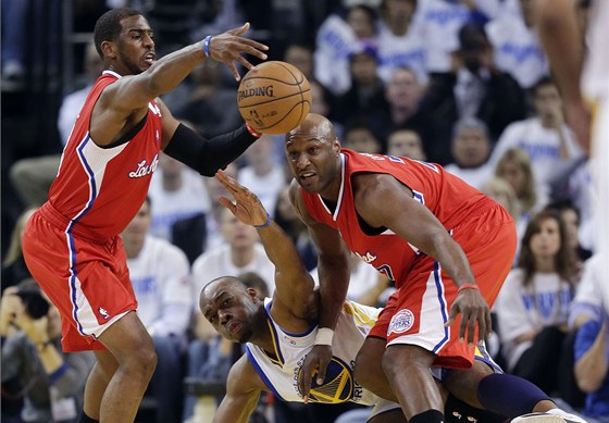 Tenhle mí získá Chris Paul z LA Clippers (vlevo) pihlíejí jeho spoluhrá