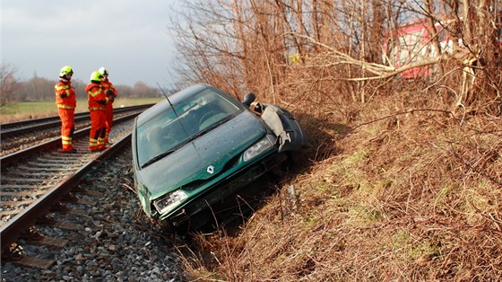 Na Vykovsku havarovalo na Nový rok auto, po nehod skonilo v kolejiti.